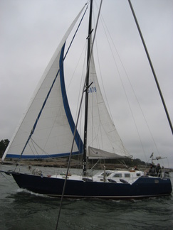 Viktoria viimeisellä kääntöpaikalla rintarinnan Juliesin kanssa.
Noin kolme kertaa kiertäneinä kumpikin alus maaliin kisan viimeisinä ja onnellisina.