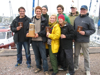 Noin kolme kertaa Pihliksen ympäri-purjehduksen voittajat:Charitan, Tildan ja Wellan kipparit ja miehistöä. Onnea voittajille.