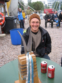 Kilpailun voittaja ja upea kiertopalkinto