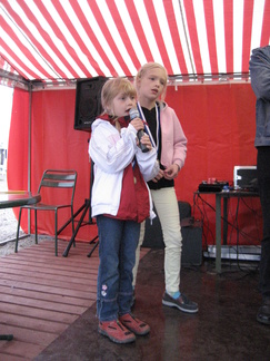 Syysjuhlat oli koko perheen iloinen tapahtuma. Illan karaoke tähti oli syttynyt.